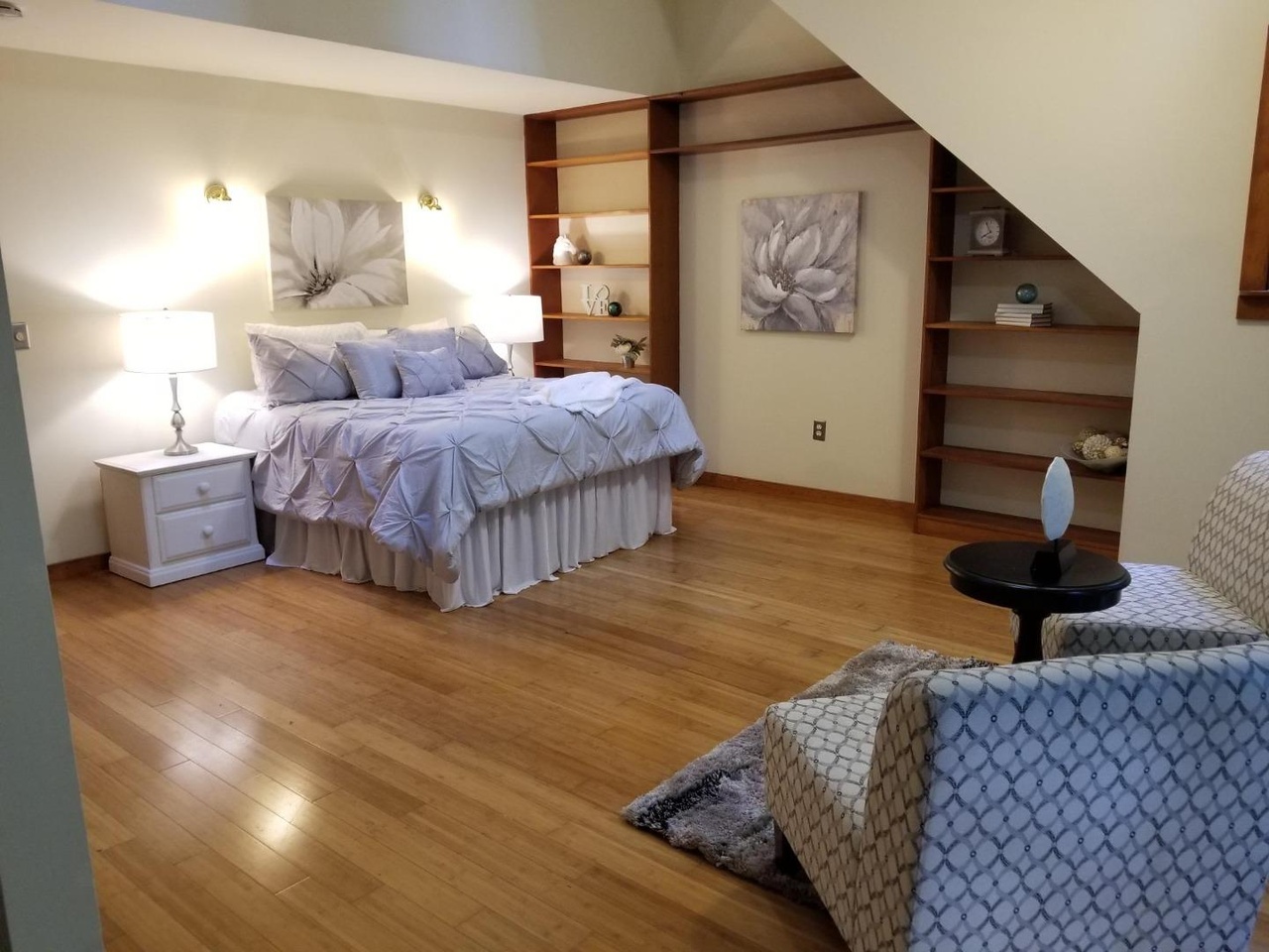 Primary bedroom ~16×18 plus 8×8 closet area.